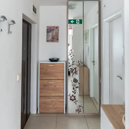 Kristina, Comfortable And Close To The Center * Split