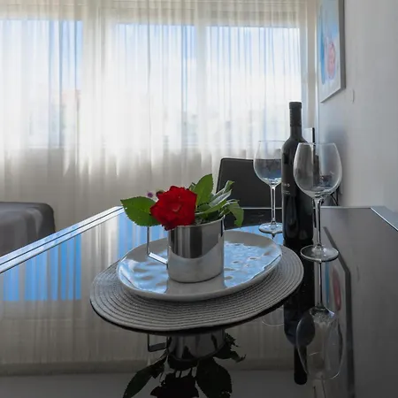 Kristina, Comfortable And Close To The Center Appartement *