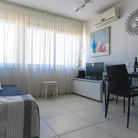 Kristina, Comfortable And Close To The Center Split