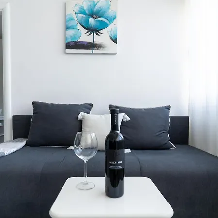 Kristina, Comfortable And Close To The Center Appartement *