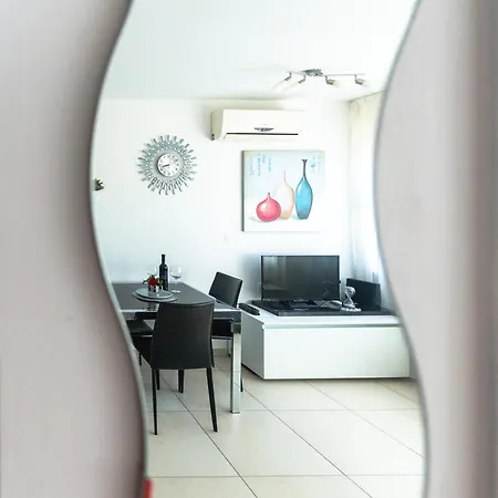 Apartment Kristina, Comfortable And Close To The Center Split