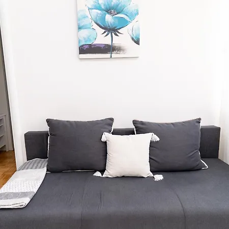 Kristina, Comfortable And Close To The Center * Split