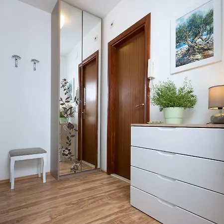 Kristina, Comfortable And Close To The Center Apartment *