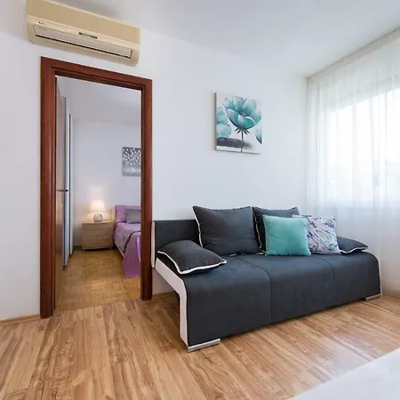Kristina, Comfortable And Close To The Center Apartment *